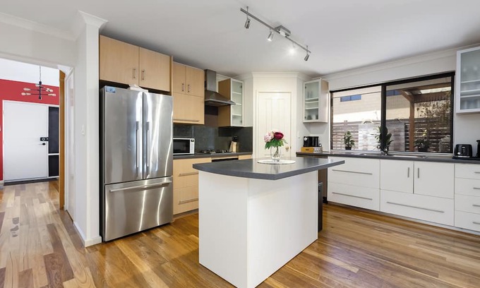 Victoria Park House | Vic Park Home close to Crown Perth