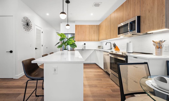 Central-Maverick Square - Paris Street Apartment | Luxury 2BR Next to the Airport 1598