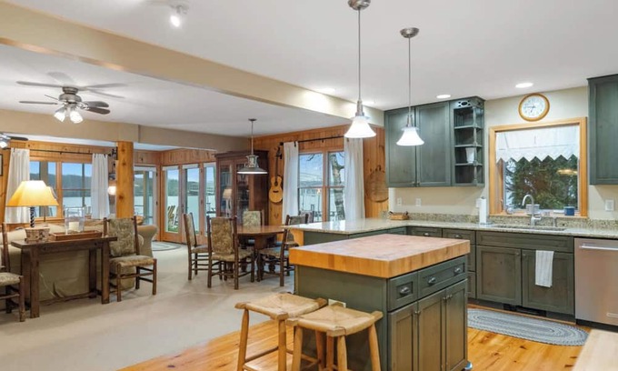 Walloon Lake House | Walloon Lake Waterfront Cottage 4BR/2BA near the Village