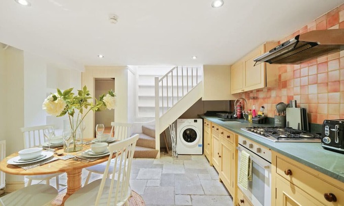 South Richmond House | Charming House short Walk to Richmond Station