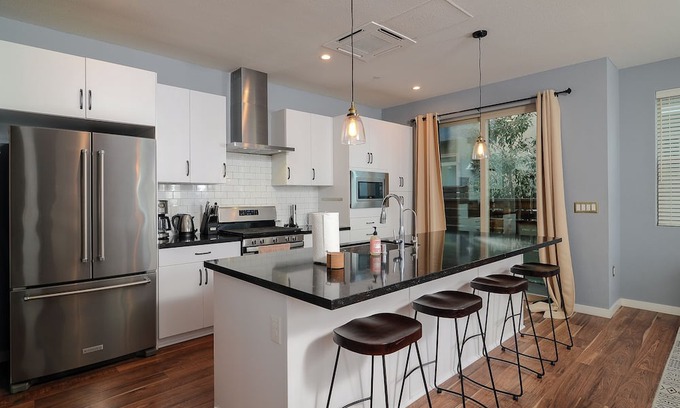 Southwestern Sacramento Condo | Modern 2BD/2.5BA Condo in Sacramento, Near Dining, Shopping & Freeways!