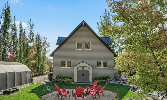 Saint Louis Cottage | Cheerful Cottage with Indoor Hot Tub. Great Getaway!
