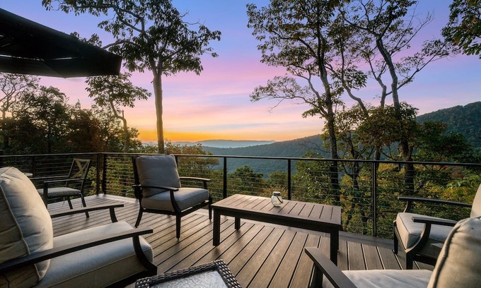 Nellysford House | Art & Soul Guest House: Mtn Views + Hot Tub