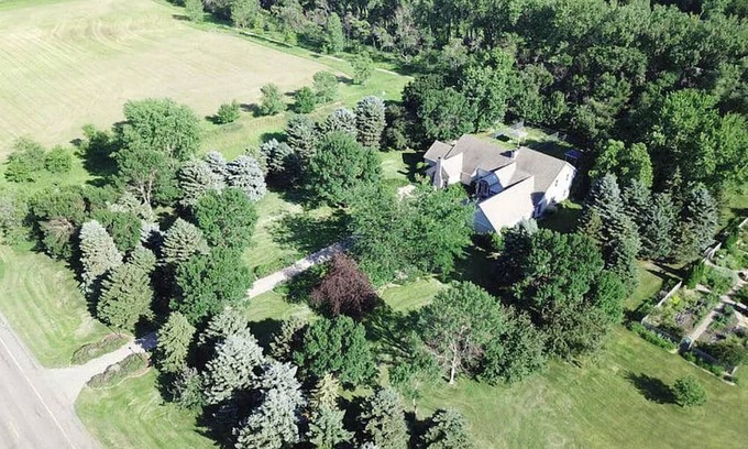 Aberdeen House | Deer Creek Country Escape - spacious 5 bedrooms with a private walking trail