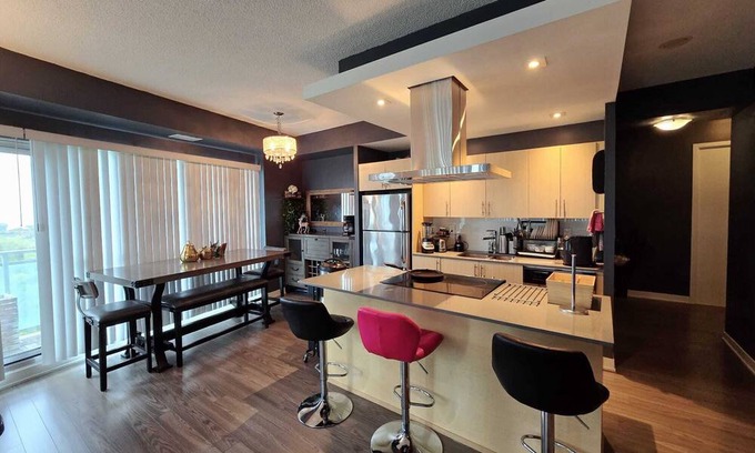 Mimico Condo | Cozy resort standard lake view family home