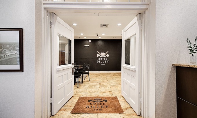 Dilley House | Historic Hotel Dilley Grand- 2 Double Beds