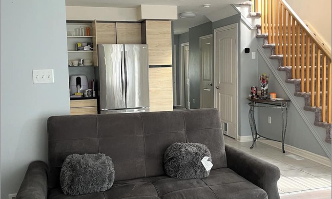 Guelph House | Bright & Cozy Home: Perfect for Families & Groups
