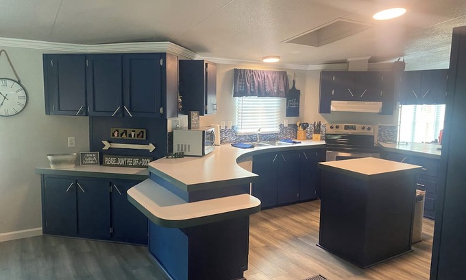 Canadian House | Water Front 3 bed home in Canadian. Private Boat Dock, Hot Tub & pet friendly.