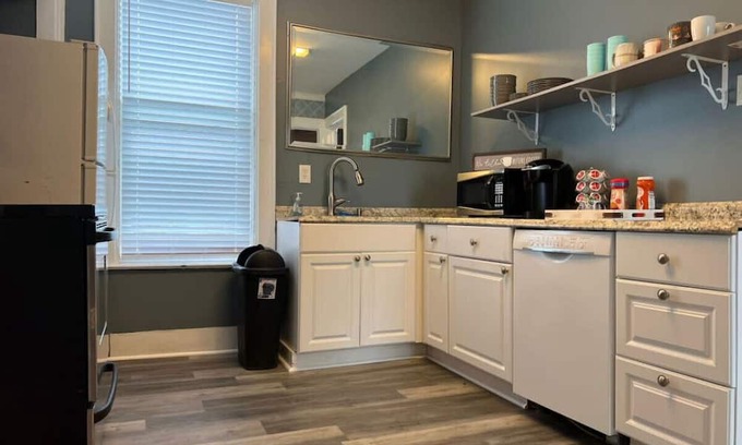 Niagara Falls House | Niagara Falls, New York ✔ Sleeps 20 ✔ 10 bedroom ✔