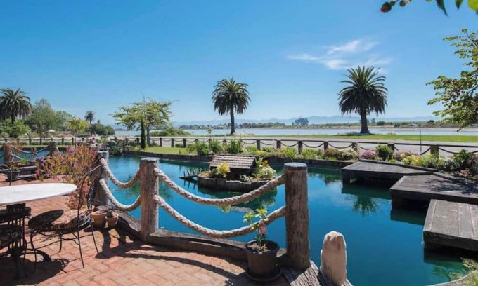 Stoke Apartment | Charming 2-bedroom country living apartment with fantastic amenities