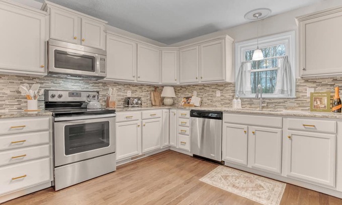 Greensboro House | Family Tranquil Retreat - Pool, HotTub, Golf, More