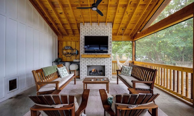 East Nashville House | Historic bungalow in East Nashville- 10 min walk to Nissan Stadium!