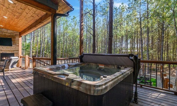 Pickens Cabin | Seasonal Private Swimming Pool, Hot Tub, Fire Pit