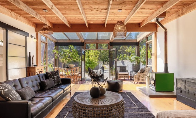 Brightwater House | Higgs Rest in Tasman - central location to national parks, dog friendly