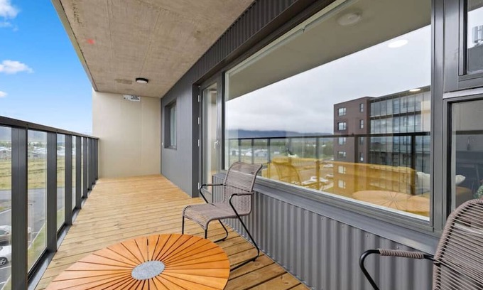 Arborg Apartment | Selfoss Secret: Free parking - King bed - Netflix