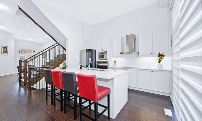 Durham Region House | The Grand Modernist: High Ceiling, 7 Beds/4 Washrooms