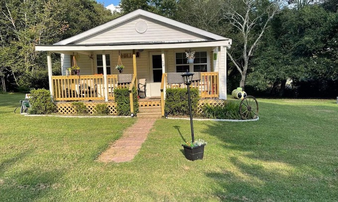Cartersville Cottage | Butterfly-Crossing TWO Charming 2bedroom Country cottage 1-Acre Cartersville