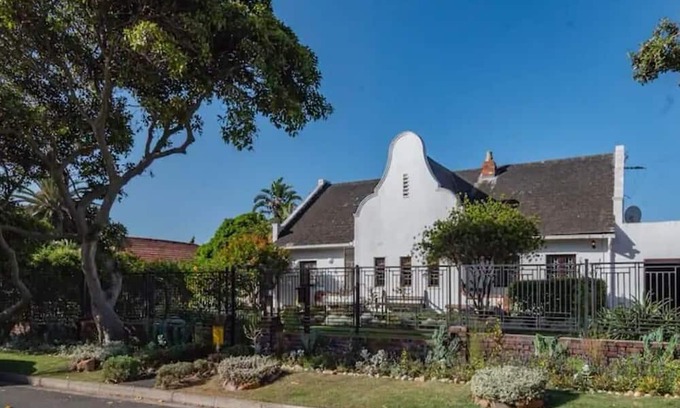 Milnerton House | 6 minutes' walk to Lagoon beach, Family house with a garden and swimming pool