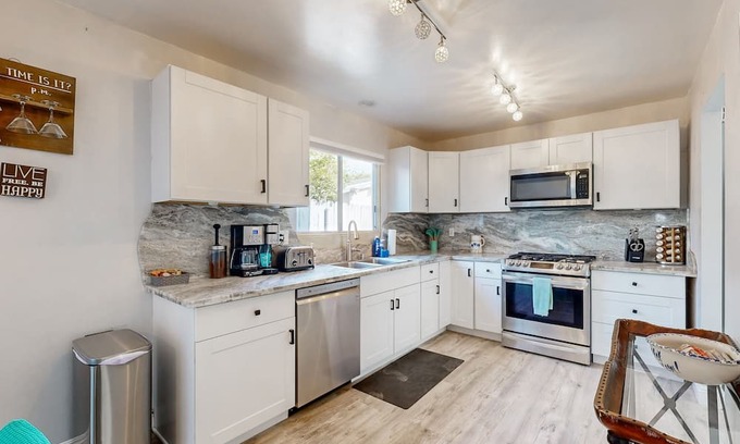 Clairemont Mesa East House | Beautiful home with private pool and game garage