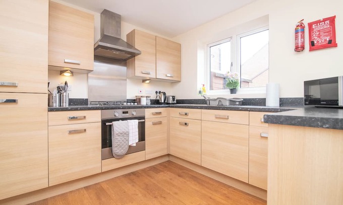Wolverhampton House | Lovely Quiet Three Bed house with garden and parking