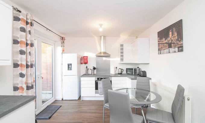 Brierley Hill House | Spacious Two-Bedroom House with garden and parking