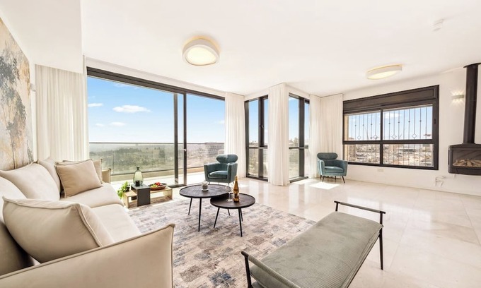 Nachlaot Apartment | Penthouse near Machne Yehuda with Jacuzzi