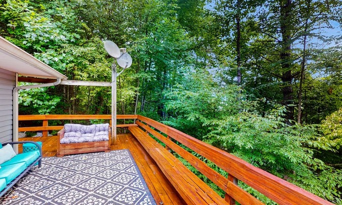 Foscoe House | Serene mountain Dog friendly home with nearby hiking trails