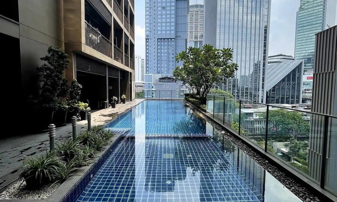 Khlong Tan Apartment | High Condo with Balcony & King Bed in Phrom Phong