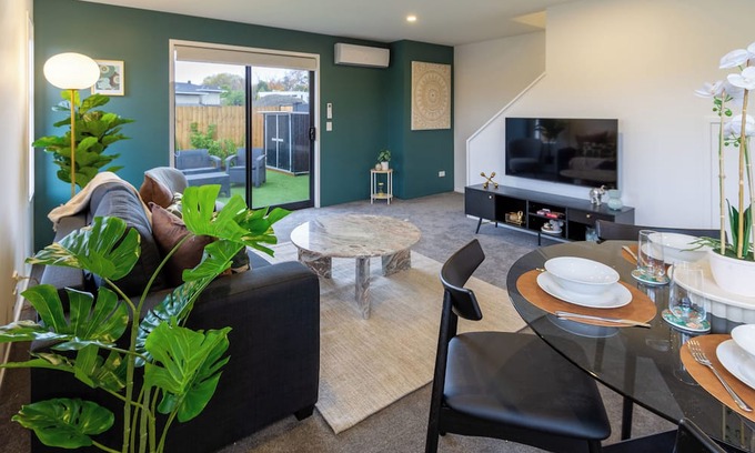 Christchurch House | Serene Living: 2-bed w/Carpark