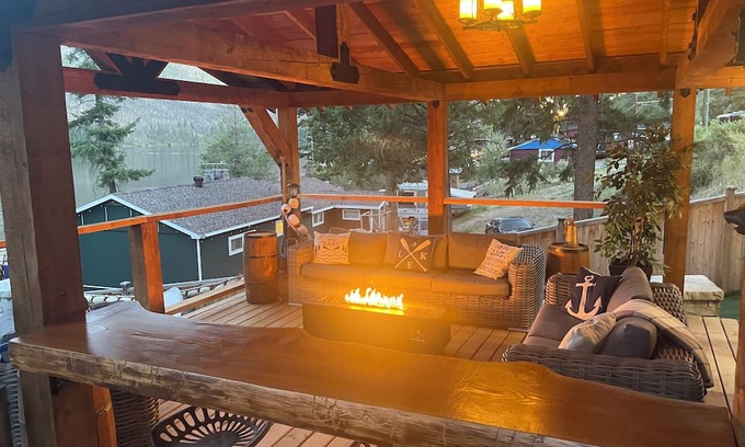 Loon Lake House | Cozy Lake front Lodge, great trout fishing. Pet-Friendly!