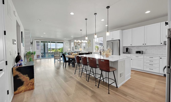 Aurora House | Spacious 5-bedroom house in lovely Aurora with AC, WiFi, fitness room