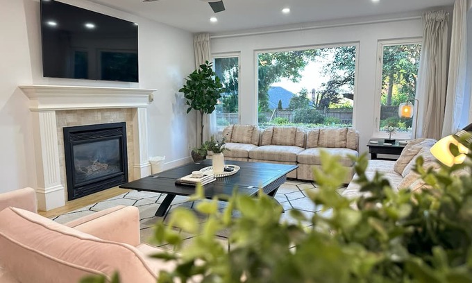 East Newton North House | Private Resort Like Stay in Metro Vancouver