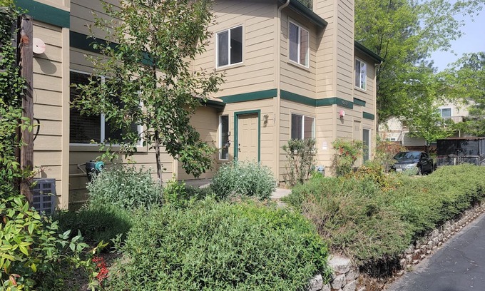 Bass Lake Condo | Cozy Condo 20 minutes to Yosemite National Park & seconds away from Bass Lake.