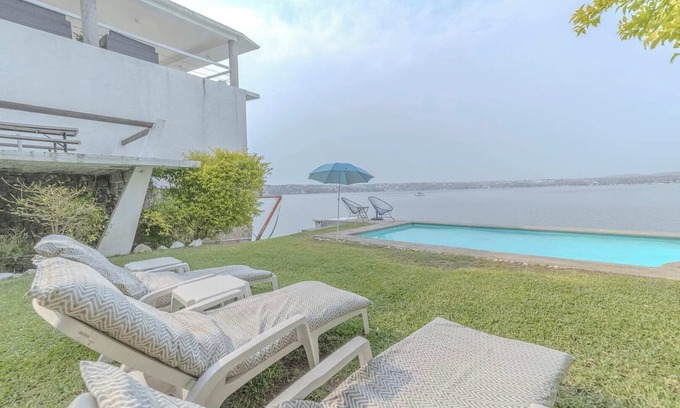 Tequesquitengo House | New Lakeside Retreat, Spacious Family Villa