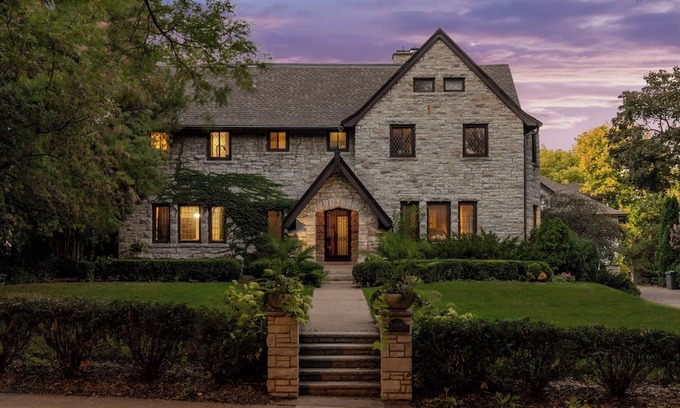 Lowry Hill House | Mount Curve Manor with Hot Tub Views of Minneapolis Skyline
