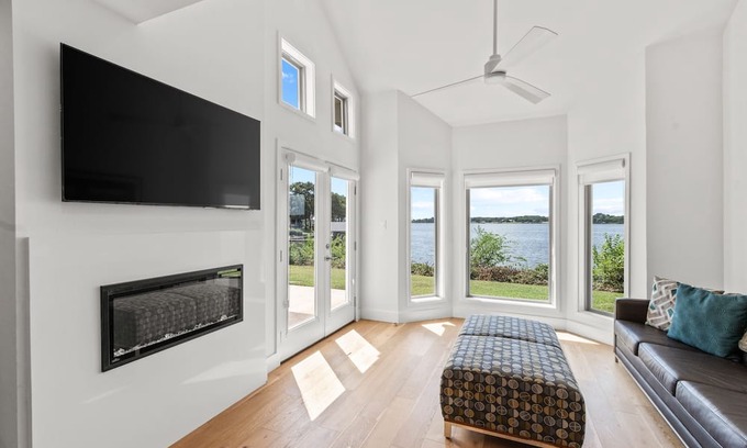 Malakoff House | Contemporary Dog-Friendly Townhouse w/Lake View & Private W/D