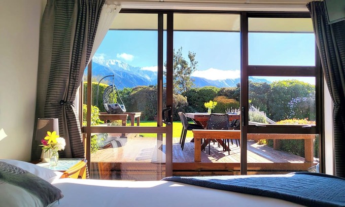 Kaikoura Cabin | Christmas 2024: 11 people, Hot Tubs, Spectacular Views, Plenty of Space to Play