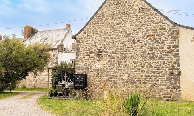 Guerande Apartment | Apartment 'T2 Guérande Proche Plage' with small courtyard