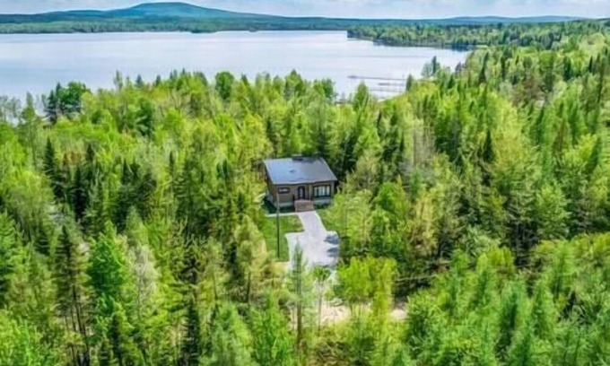 Beaulac-Garthby House | Au Bord du Lac Aylmer- Spa- 10 personnes