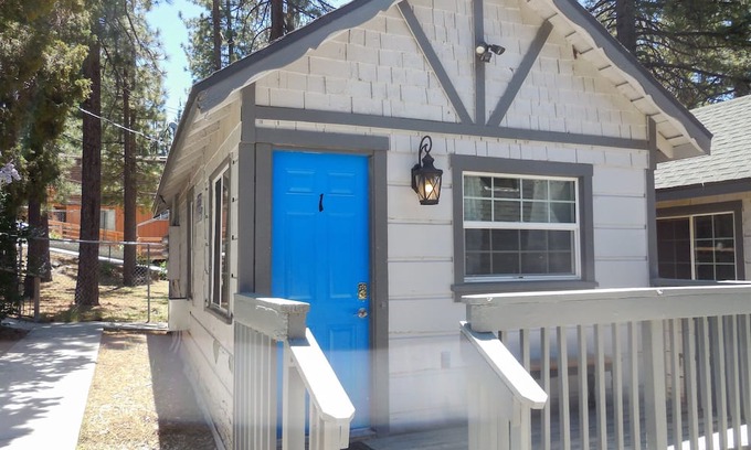 The Village Cottage | Big Bear Cottage, walk to Village!