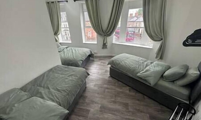 Grangetown Apartment | Cardiff flat no1 outskirts of city centre sleeps six
