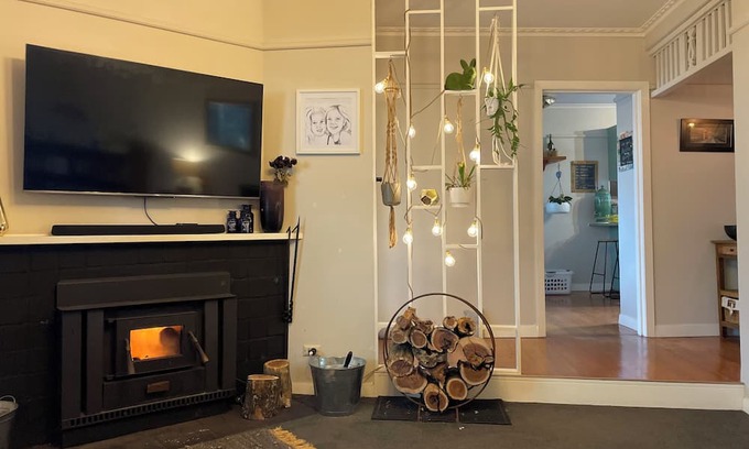 Yarragon House | Yarragon village countryside retreat, private & cosy