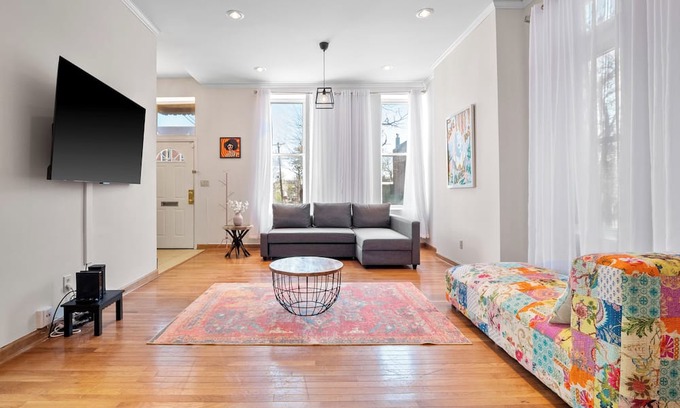The Gate House | We are 6 minutes away from Busch Stadium! 5 BR. Sleeps 24