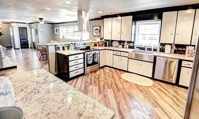 Pryor House | Expansive 3700+ sq ft retreat w/ sauna! Minutes to antique shops.