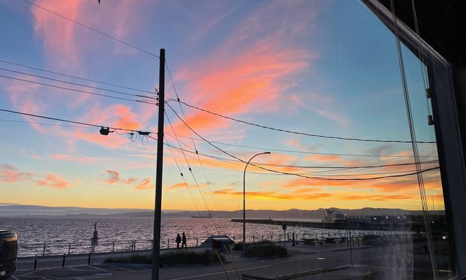 James Bay House | Enjoy Victorian sunsets in this Waterfront 2 bedroom home