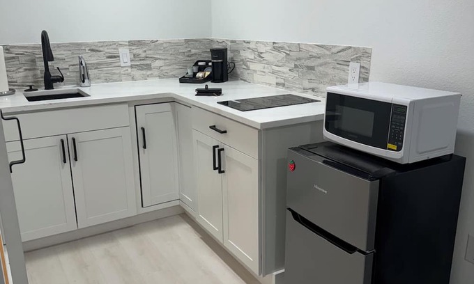 Pinecrest West Park Apartment | Cozy Studio Pet Friendly