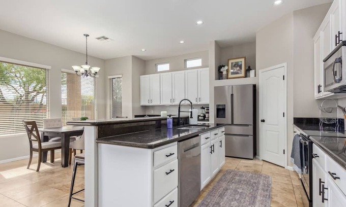 Gilbert House | Spacious 7 Bedroom Gilbert Home