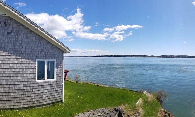 Eastport Cottage | Cozy 2 bedroom cottage with deep water frontage
