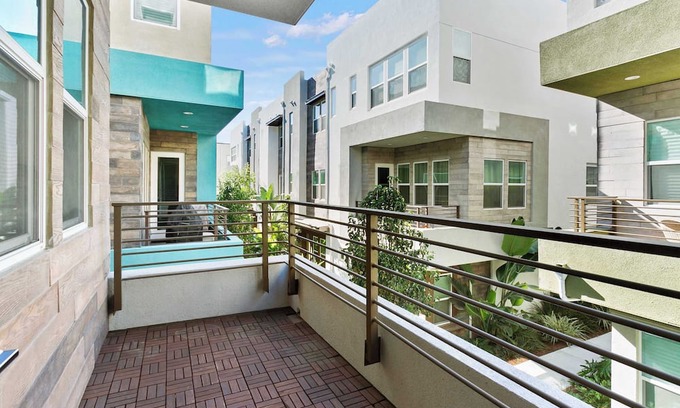 Platinum Triangle House | Modern 3B 2.5BA l Near Disney l Pet-Friendly