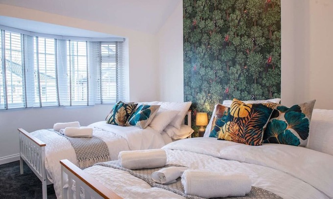 Trafford House | Balmoral House - Group Hot Tub getaway